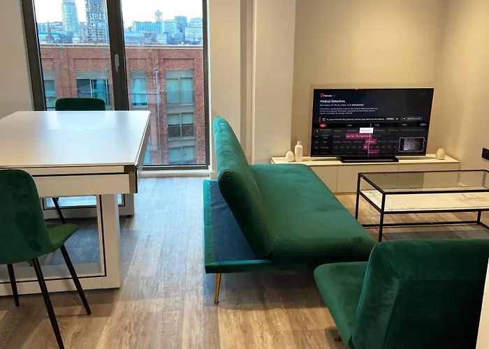 Stylish 2 Floor L Sleeps 6 L Wi-Fi L Pool Table L City Centre Birmingham