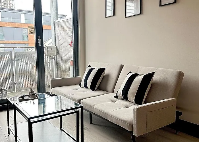 2 Bed Luxe Apartment Birmingham