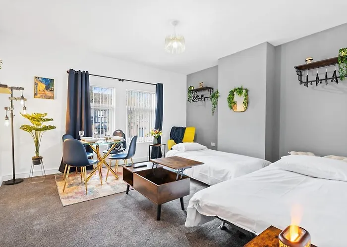 Stylish Birmingham Apartment For Groups, Family & Work