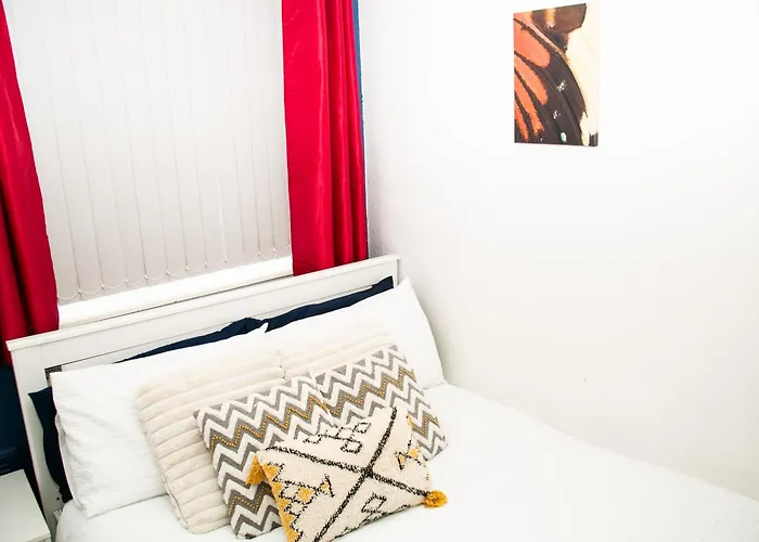 White House Apartment, Near Broadway Plaza, 2 Bedroom Sleeps 5, Free Wifi, Netflix Birmingham