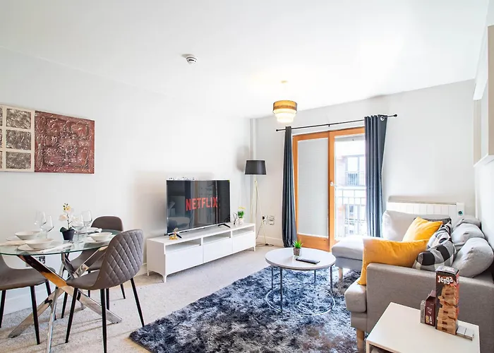 Prime Area, Stylish 2 - Bed, Netflix, Games & Parking Apartment Birmingham