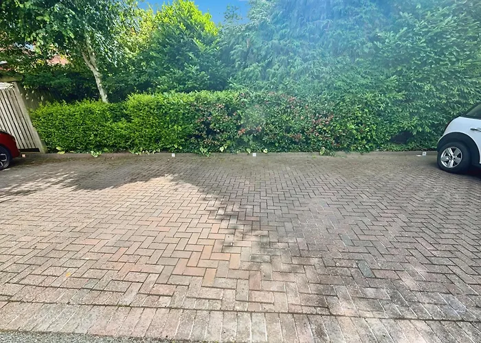 Spacious 3 Bed Apt With Parking Near Harborne High Street Birmingham