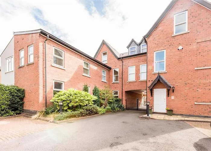 Spacious 3 Bed Apt With Parking Near Harborne High Street Birmingham