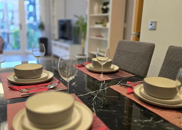 Contemporary 2-Bedroom Apartment With Free Gated Parking, 2 Bathrooms - For Families, Contractors, Travellers For Business And Leisure Birmingham