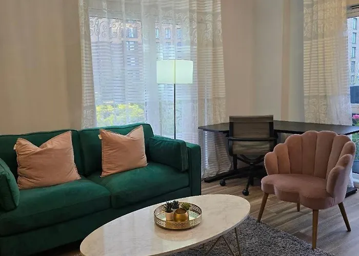 Contemporary 2-Bedroom Apartment With Free Gated Parking, 2 Bathrooms - For Families, Contractors, Travellers For Business And Leisure Birmingham