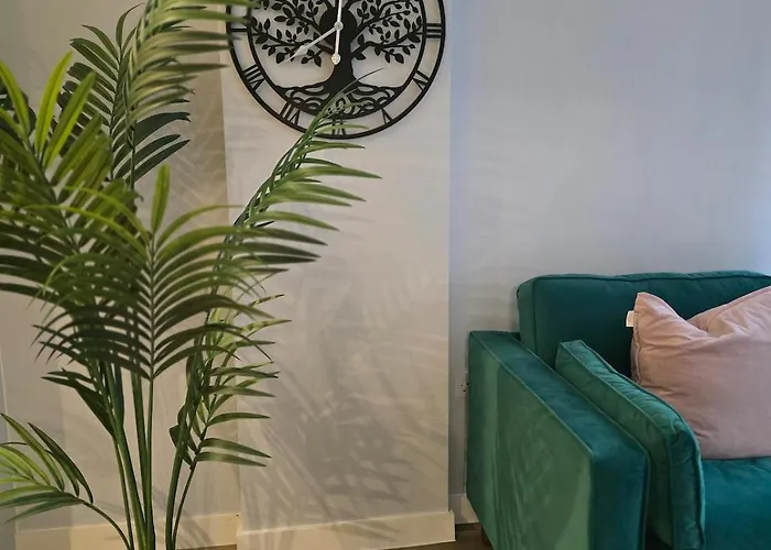 Contemporary 2-Bedroom Apartment With Free Gated Parking, 2 Bathrooms - For Families, Contractors, Travellers For Business And Leisure Birmingham