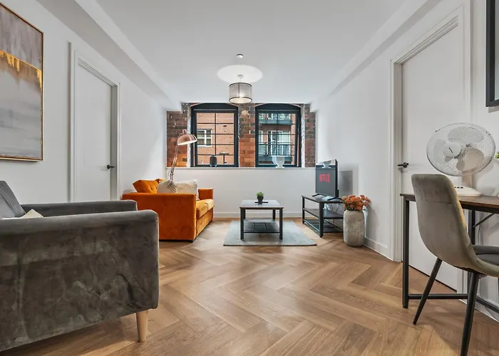 Spacious City Haven - Canal Views - City Centre Birmingham