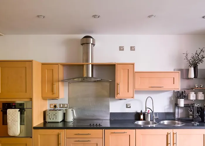 Spacious 2 Bed 2 Bath Apartment With Balcony - Birmingham City Centre