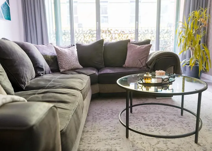 Spacious 2 Bed 2 Bath Apartment With Balcony - Birmingham City Centre
