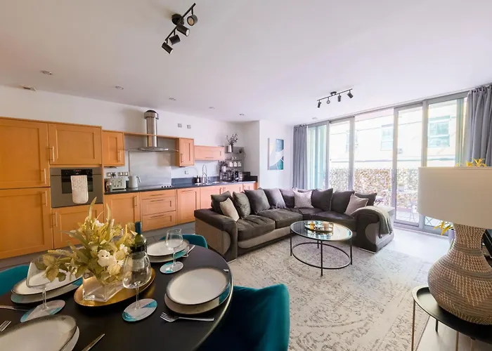 Spacious 2 Bed 2 Bath Apartment With Balcony - Birmingham City Centre