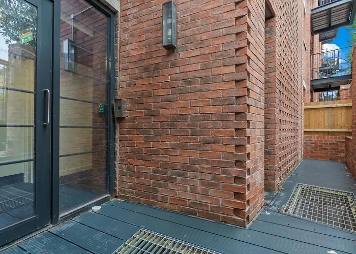 Spacious City Haven - Canal Views - City Centre Birmingham