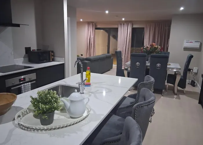 3 Bed Penthouse, 2Free Parking Spaces Close To Bhx Nec Birmingham