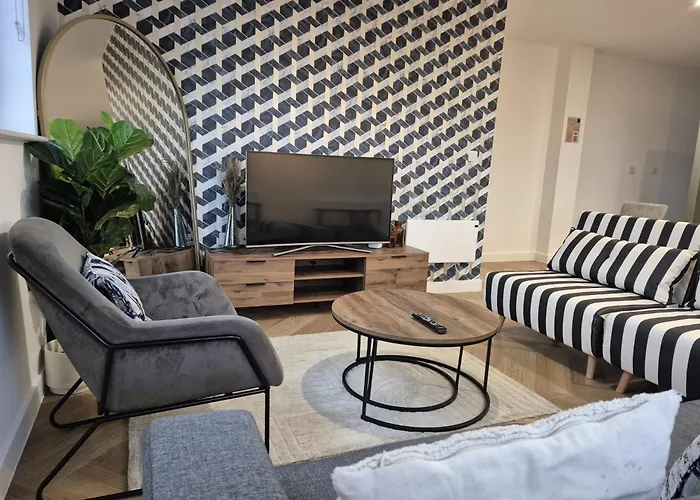 Serene- Stunning Two Bedroom 2 Washroom, Spacious, Dual Aspect Lounge, Jwellery Quarter, Birmingham City Centre