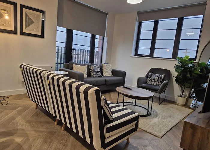 Serene- Stunning Two Bedroom 2 Washroom, Spacious, Dual Aspect Lounge, Jwellery Quarter, Birmingham City Centre