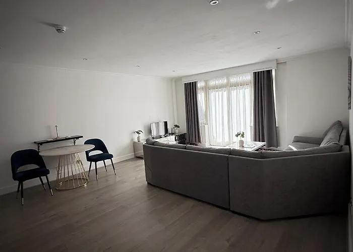 Modern City-Centre Flat With Porch Birmingham