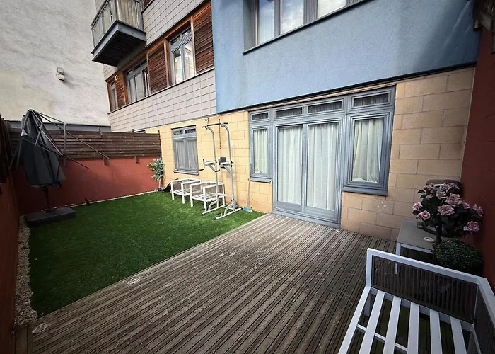 Modern City-Centre Flat With Porch Birmingham