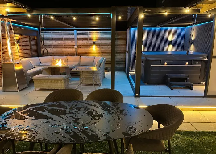 5 Bed Town House With Additional Luxury Hot Tub And Within City Centre And Sleeps Up To 11 With Sky And Netflix Birmingham