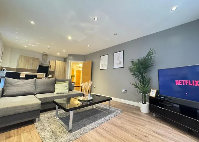 Modern Two Bedroom Apartment Birmingham City Centre - 2 Bathrooms - Sleeps 6 Guests - Free Underground Parking - Fast Speed Internet
