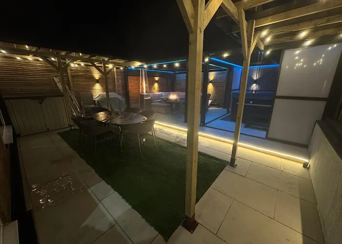 5 Bed Town House With Additional Luxury Hot Tub And Within City Centre And Sleeps Up To 11 With Sky And Netflix Birmingham