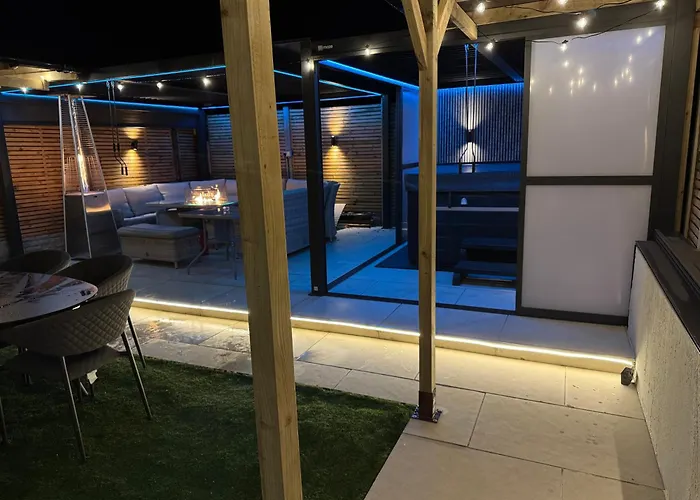 5 Bed Town House With Additional Luxury Hot Tub And Within City Centre And Sleeps Up To 11 With Sky And Netflix Birmingham