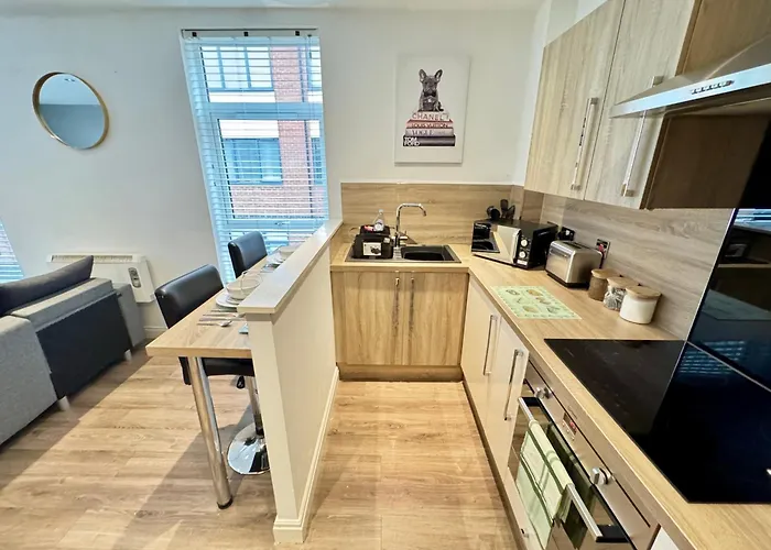 Modern Two Bedroom Apartment Birmingham City Centre - 2 Bathrooms - Sleeps 6 Guests - Free Underground Parking - Fast Speed Internet
