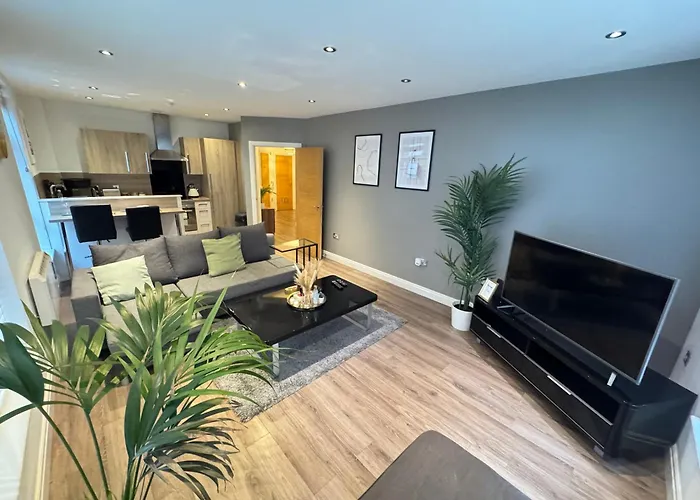 Modern Two Bedroom Apartment Birmingham City Centre - 2 Bathrooms - Sleeps 6 Guests - Free Underground Parking - Fast Speed Internet