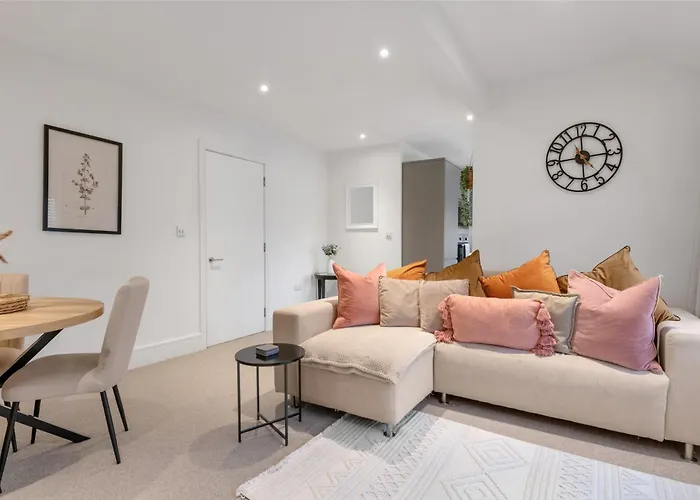 Osbourne House Pink 2 Bed, 2 And Half Bath Apartment Birmingham