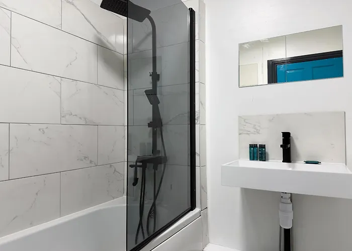Tudors Esuites Two Bedroom Central Apartments - 6&6Au Birmingham
