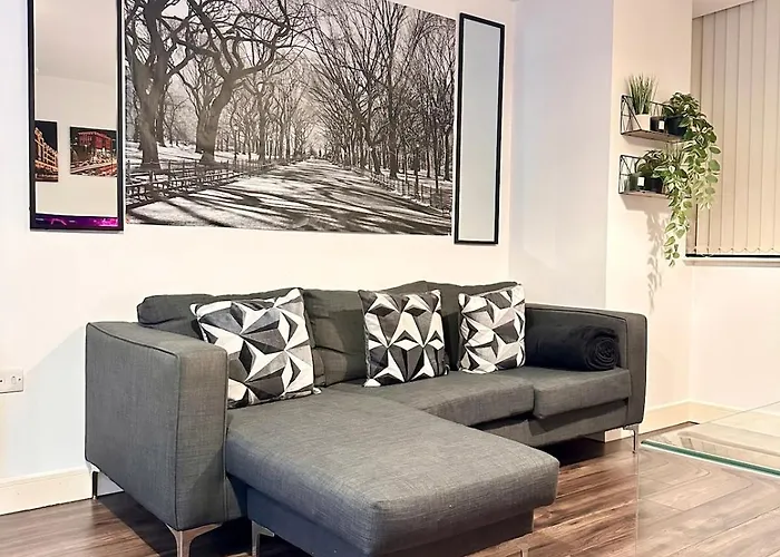 2 Bed Apartment, Free Parking, Broad St Bham City Centre, Sleeps 4 Birmingham