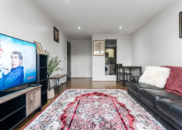 Elegant 2-Bed With Traditional Touches Birmingham