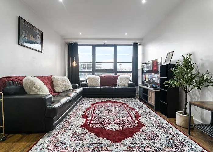 Elegant 2-Bed With Traditional Touches Birmingham