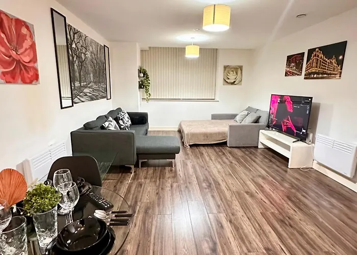 2 Bed Apartment, Free Parking, Broad St Bham City Centre, Sleeps 4 Birmingham