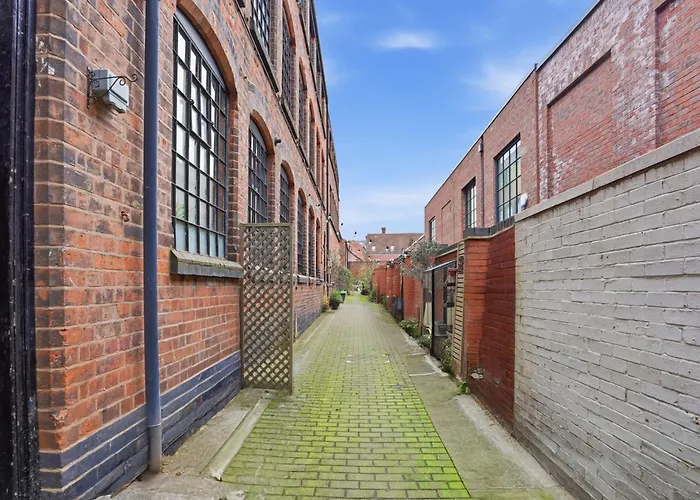 City Penthouse With 3 Floors , Super King Bed , With Secret Garden Birmingham