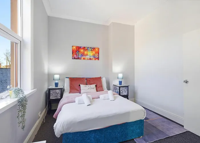 Spacious 3 Bdr, 4 Beds City Apt, Free On-Site Parking Birmingham
