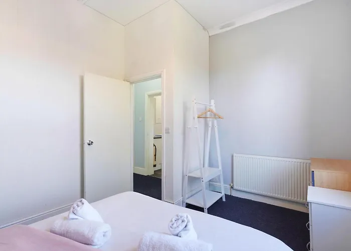 Spacious 3 Bdr, 4 Beds City Apt, Free On-Site Parking Birmingham