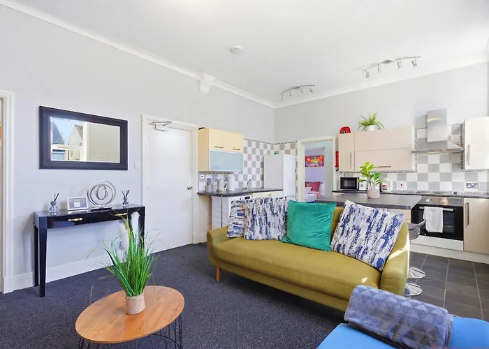 Spacious 3 Bdr, 4 Beds City Apt, Free On-Site Parking Birmingham