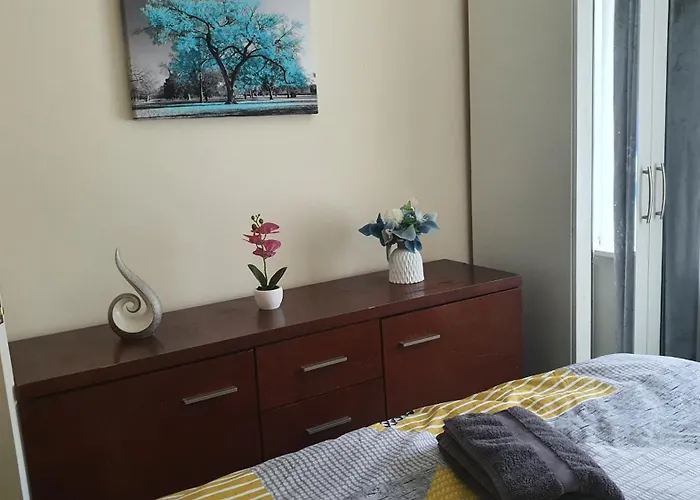 Spacious 3-Bedroom Home In Birmingham With Driveway Parking