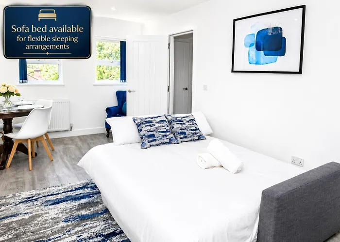 Bridge Court: Luxury Canal-View Apartments with Parking Birmingham